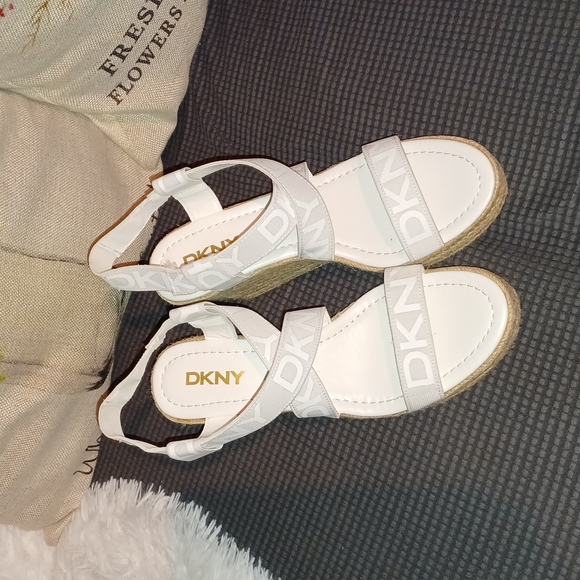 DKY Elastics Wedged Sandal - Picture 3 of 7